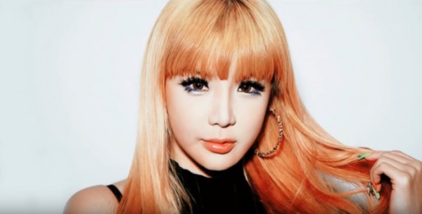 2NE1's Park Bom might renew her contract with YG Entertainment five months after disbandment.