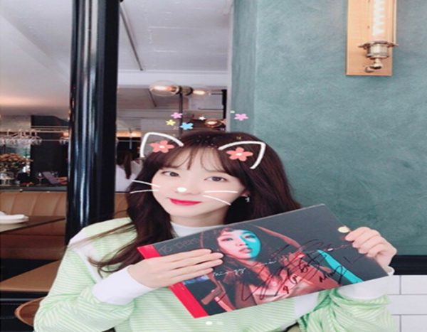 Sandara Park congratulates and wishes Minzy the best on her solo promotion.
