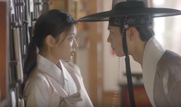 Kim Yoo Jung and Park Bo Gum getting closer in 'Love in the Moonlight.'