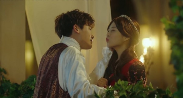 Park Hyung Sik (L) and Park Bo Young (R) as Romeo and Juliet in 'Strong Woman Do Bong Soon' episode 10.