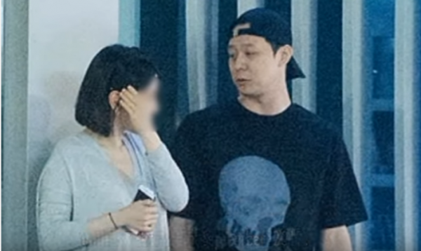 Park Yoochun and fiancee caught on a date for the first time.