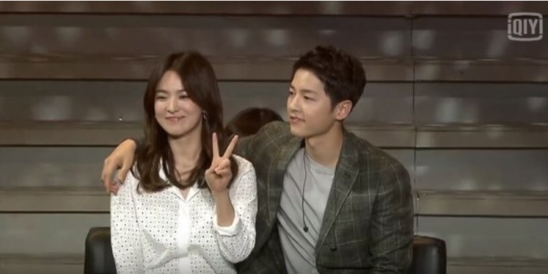 Song Song fans are thrilled after the popular Descendants of the Sun couple Song Joong Ki and Song Hye Kyo was reunited in a fan meeting in Chengdu, China, last Friday (June 17).