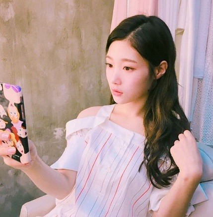 Beautiful DIA and I.O.I. member Jung Chae Yeon takes a photo of herself.