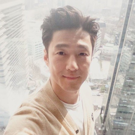 "Second To Last Love" actor Ji Jin Hee takes a selfie after finishing a photo shoot.