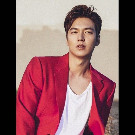 "Bounty Hunters" star Lee Min Ho looks stunning in his red suit.