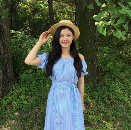 "Moonlight Drawn By Clouds" star Kim Yoo Jung looks stunningly beautiful in her blue dress.