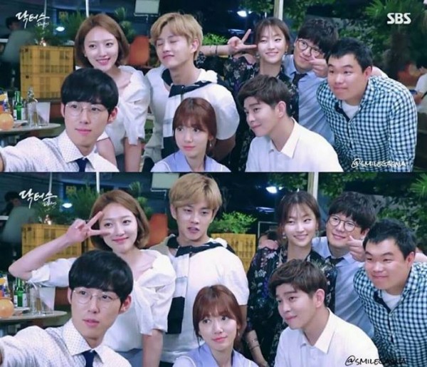 Cast members of SBS drama "Doctors" all smiles in a group selfie.