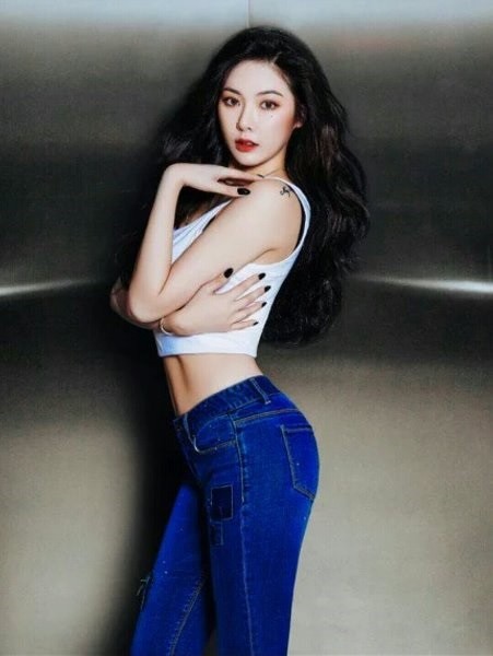 HyunA is a star, model, singer, and songwriter in the solo program in 2016.
