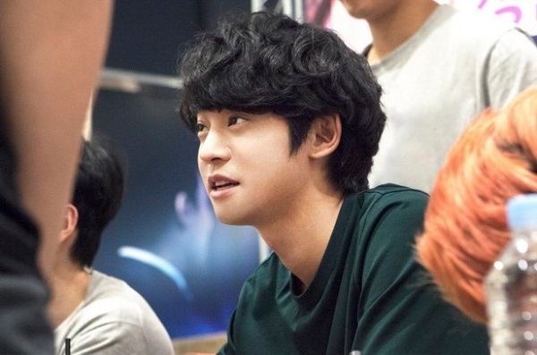 Jung Yoon Young got a stolen shot during his taping of his latest series.