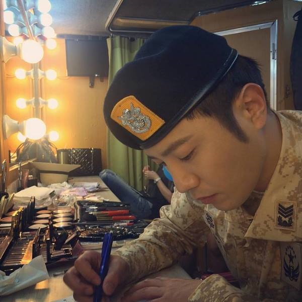 Jin Goo is busy writing during his break in the filming of the “Descendants of the Sun.”