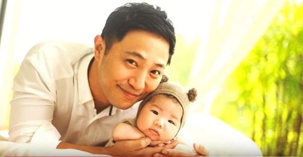 Jin Goo poses with his cute daughter during a photo shoot.