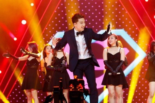Seungri together with the contestants of “Girls Fighting” was so overwhelmed by the reactions from the audience after performing the “36 Tricks of Love.”