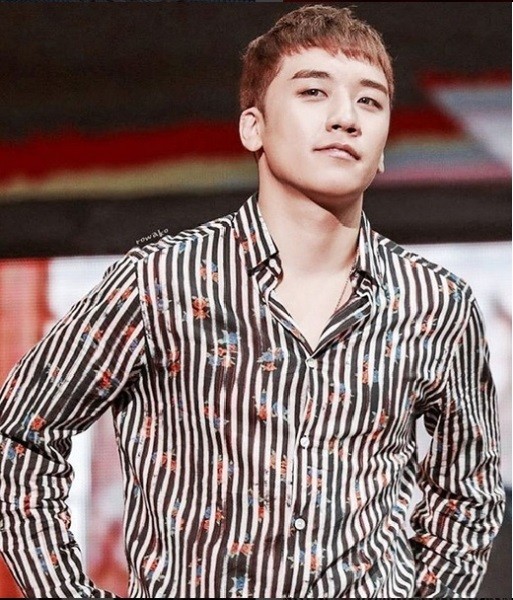 Seungri poses during his fan meeting in China. 