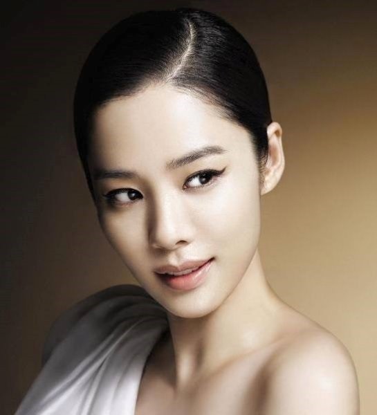The stunning beauty of Kim Hyun Joo is shown during her photoshoot.