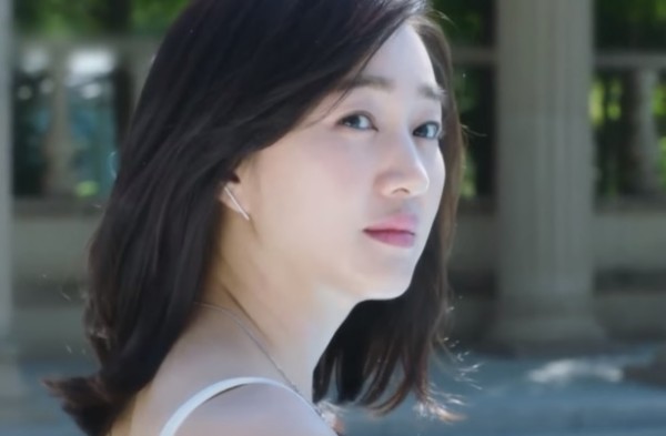 South Korean actress Soo Ae is featured in Showbiz Korea in Arirang.