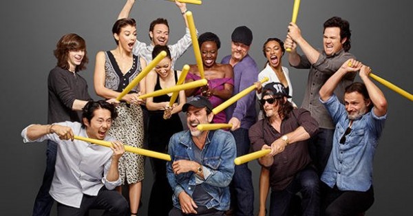 The cast of The Walking Dead pose for a group photo. 