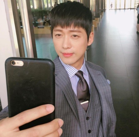 Korean actor Namgoong Min takes a selfie while at SBS Prism Tower.