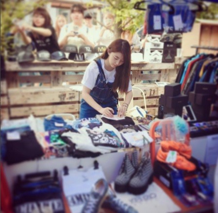Former 4Minute member Sohyun sells 4Minute goodies for a good cause.
