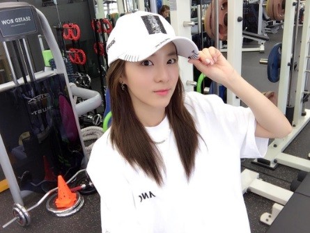 2NE1 member Sandara Park tries to stay healthy by working out at the gym.