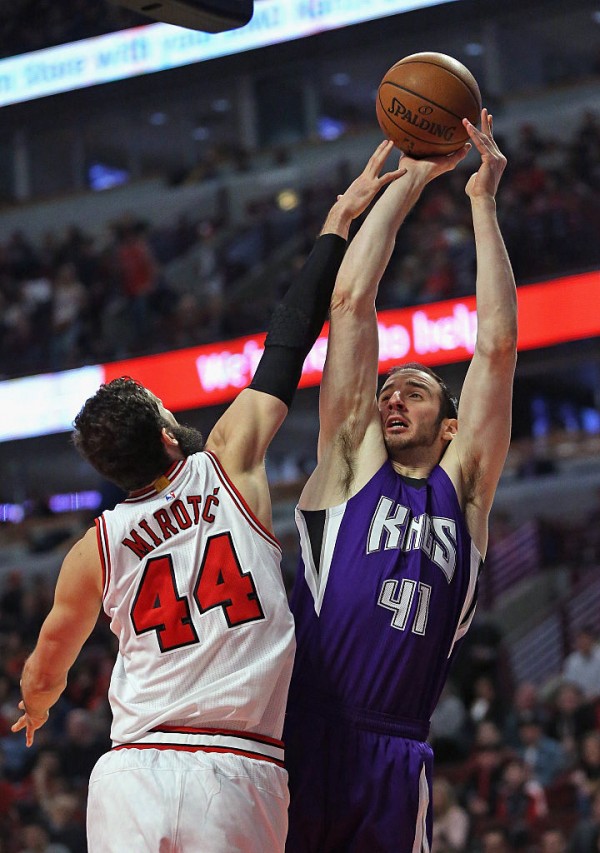 Sacramento Kings center Kosta Koufos shoots over Chicago Bulls' Nikola Mirotic