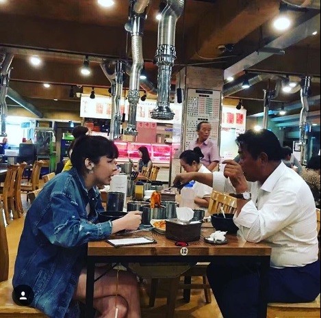 2NE1 member Park Bom spotted dining at a restaurant with a friend.