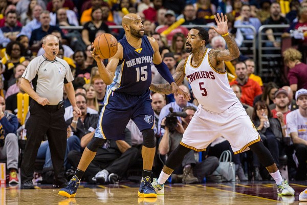 Memphis Grizzlies shooting guard Vince Carter (L) passes off Cleveland Cavaliers' JR Smith