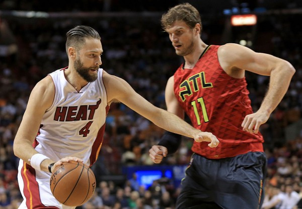 Atlanta Hawks center Tiago Splitter (R) defends against Miami Heat's Josh McRoberts