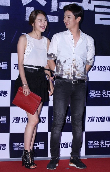 Celebrity couple So Yi Hyun and In Kyo Jin during a movie premiere in Seoul.
