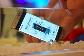 Samsung Galaxy Note 7 in underwater demonstration. 