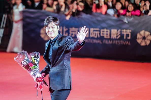 Minho graces Beijing Int'l Film Festival's red carpet. 